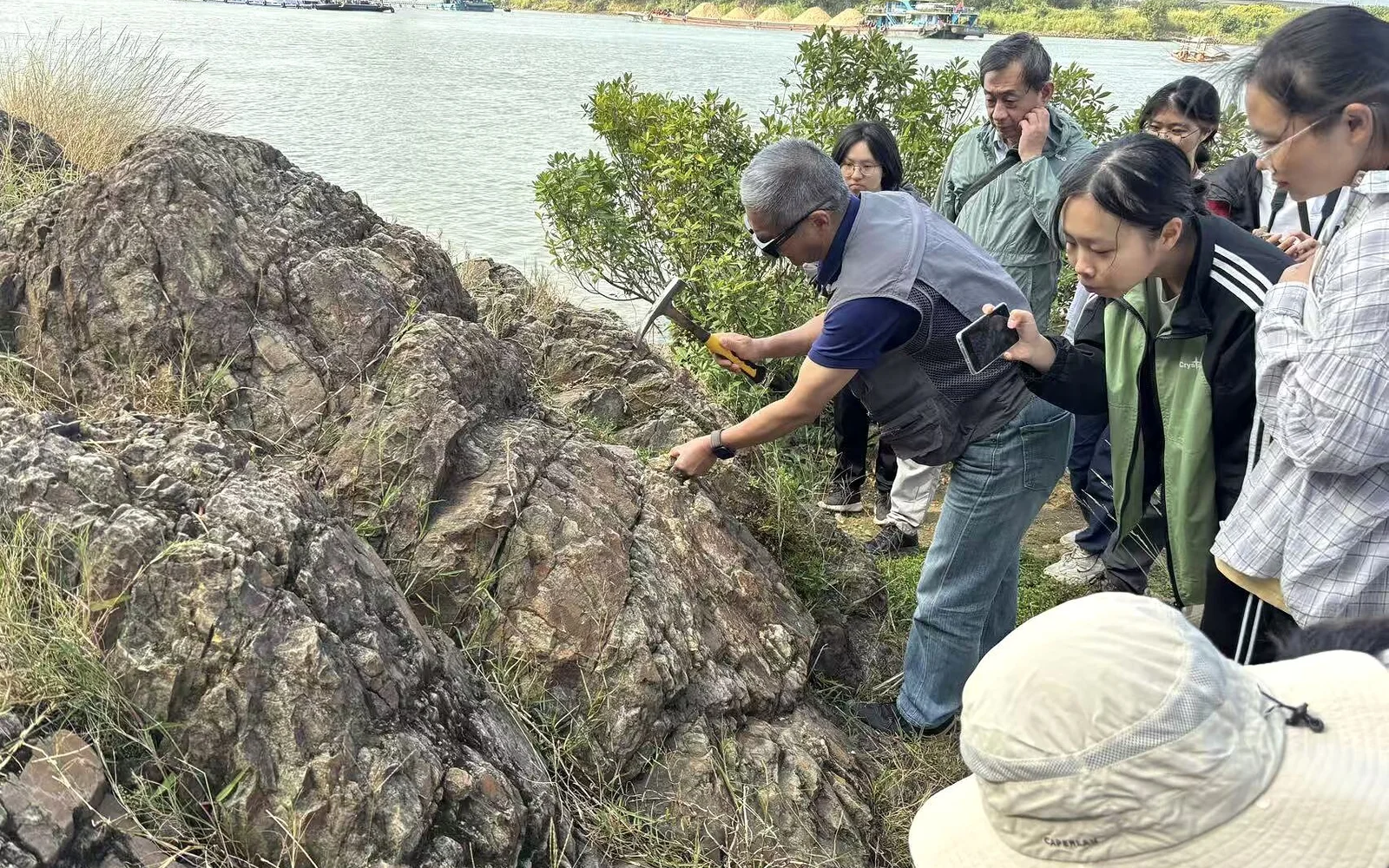 在岩层露头前测量产状