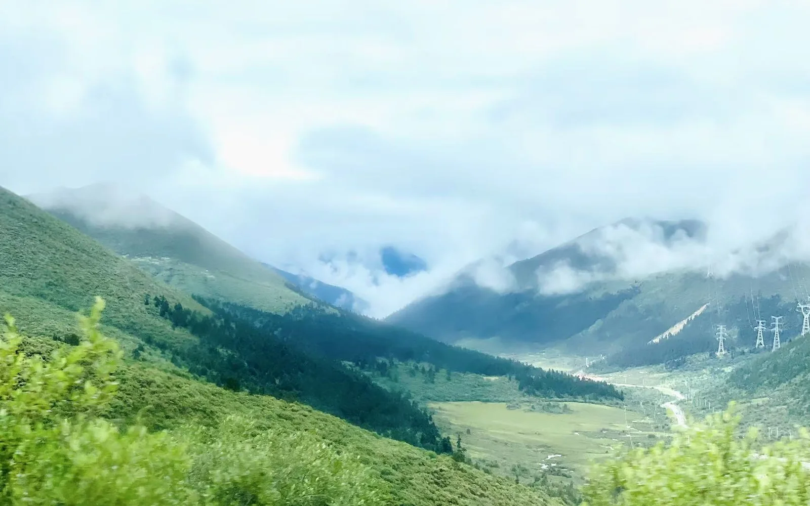 云雾笼罩的高山峡谷