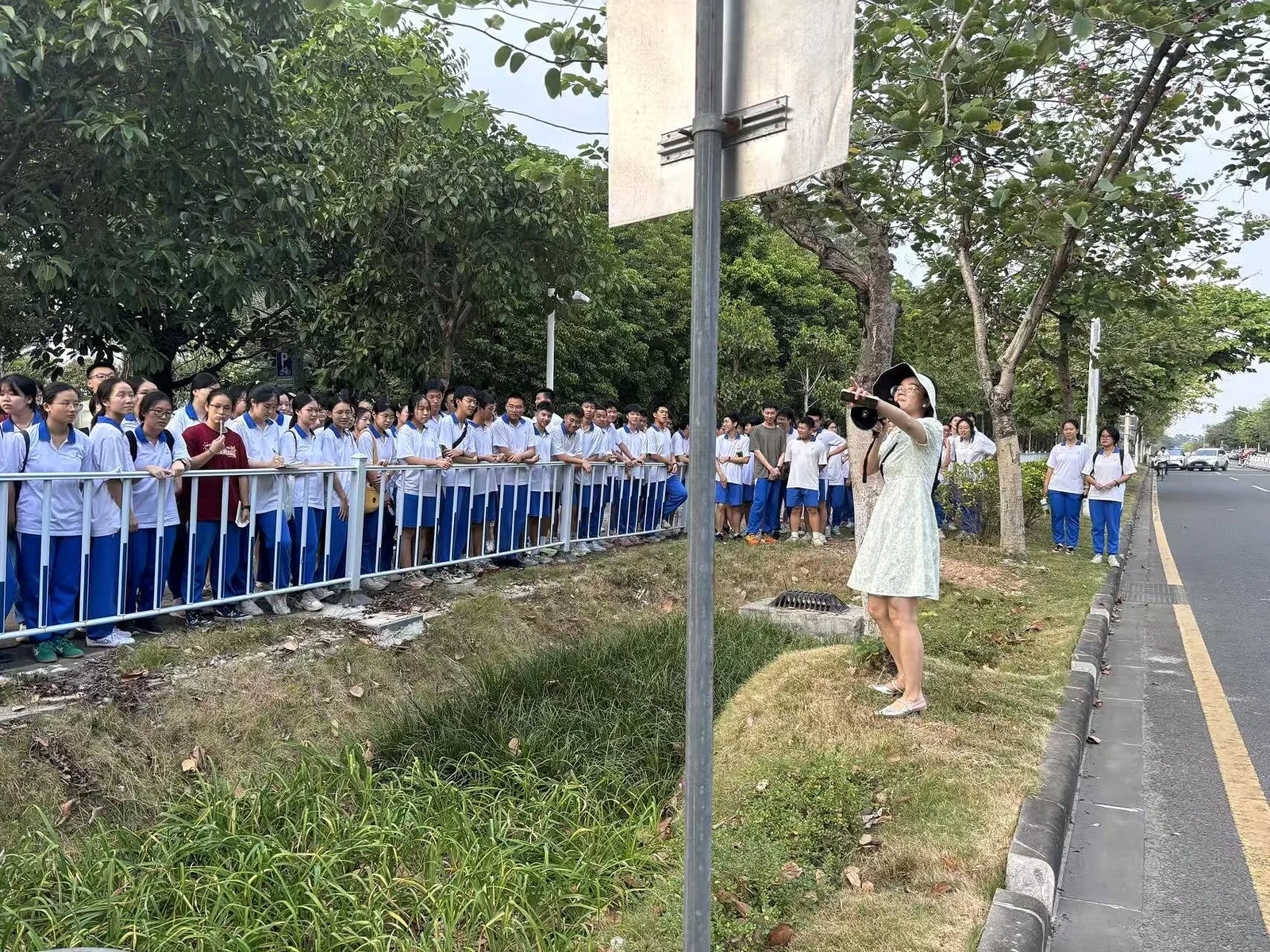 带领学生开展户外地理课